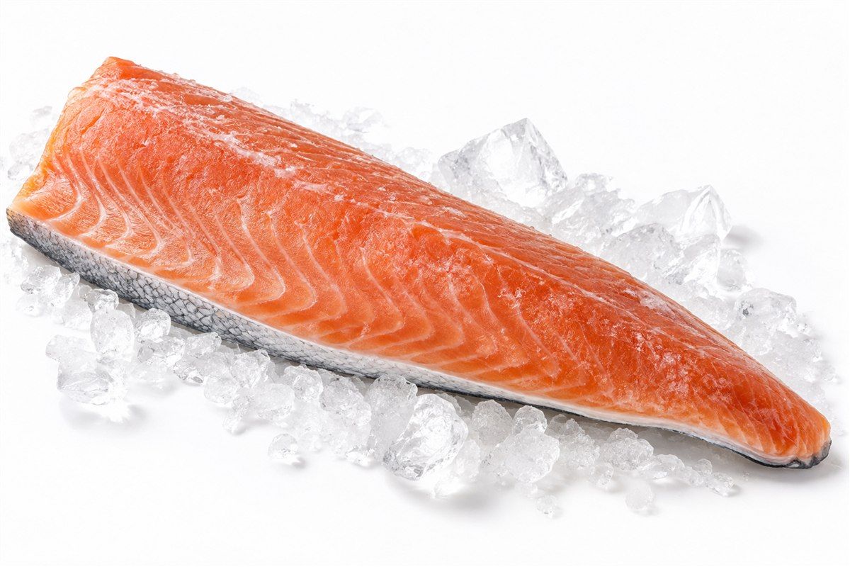 Penca de salmón rosado sobre hielo